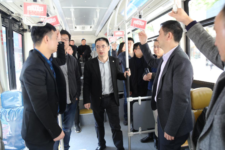 圖為集團(tuán)公司曾董一行在公交車廂內(nèi)檢查車載消防設(shè)施并指導(dǎo)安全生產(chǎn)工作2.png