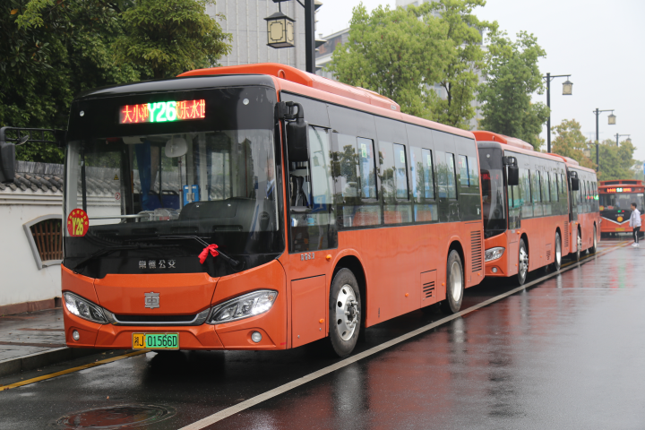 圖為Y26路線新車在首發(fā)站大小河街侯客待發(fā).png
