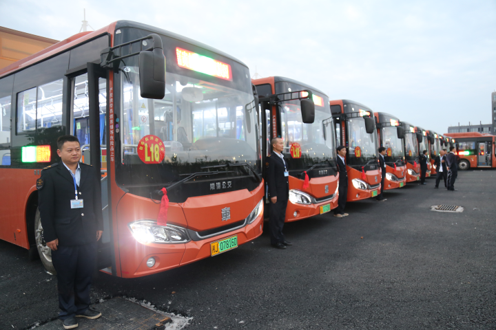 圖為L18線新車及駕駛員在武陵公交站列隊(duì)待發(fā)1.png
